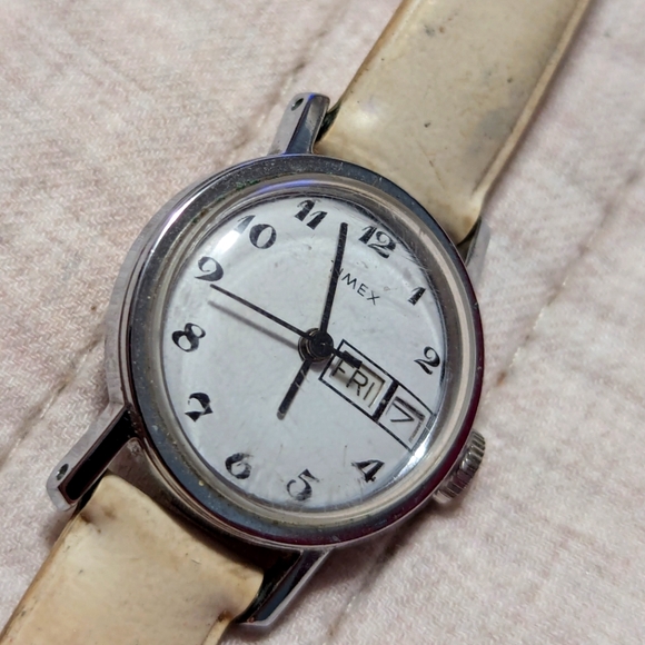 Vintage Women's Timex  Watch - automatic. Working leather band - Picture 1 of 7
